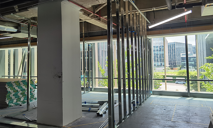 閔行外企海道爾夫?qū)嶒?yàn)室設(shè)備公司辦公室裝修現(xiàn)場