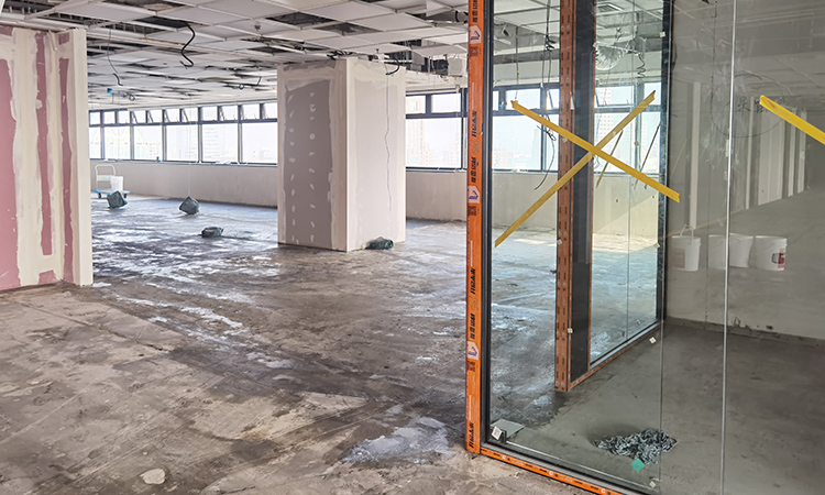 上海辦公室裝修現場PVC地膠界面施工管理3