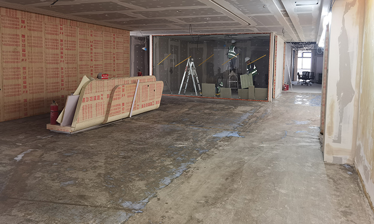 上海辦公室裝修現場PVC地膠界面施工管理1