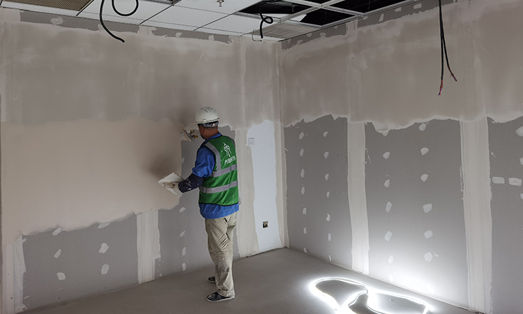 上海辦公室裝修公司施工現場墻頂面油工批嵌1