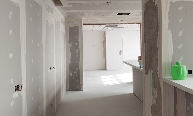 上海辦公室裝修公司施工現場墻頂面油工批嵌3