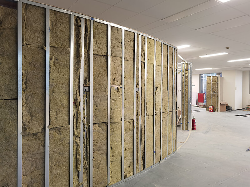 上海辦公室裝修輕鋼龍骨隔斷施工現場圖6