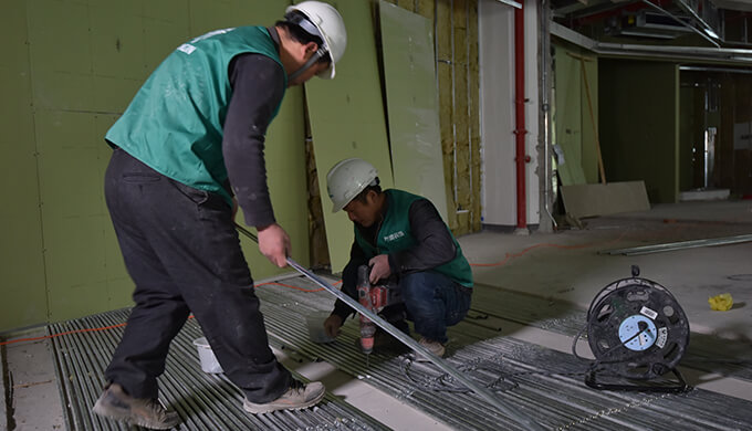 齊建裝飾施工隊(duì)伍清理材料